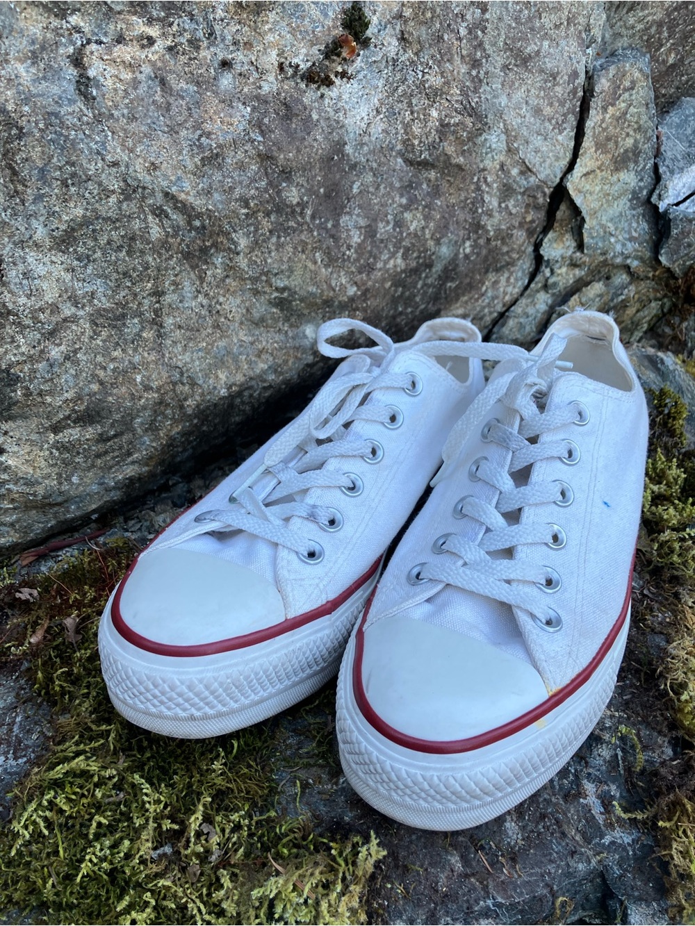 Converse White Canvas Sneakers with Red Stripe sz7.5